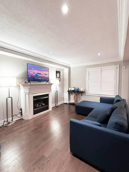 Room In Oshawa, 24/7 Security, Free Parking Extérieur photo