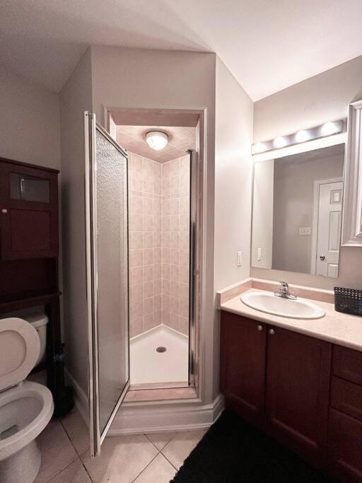 Room In Oshawa, 24/7 Security, Free Parking Extérieur photo