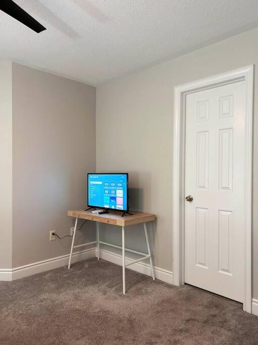 Room In Oshawa, 24/7 Security, Free Parking Extérieur photo