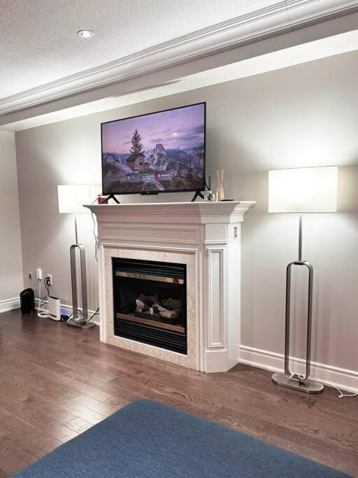 Room In Oshawa, 24/7 Security, Free Parking Extérieur photo