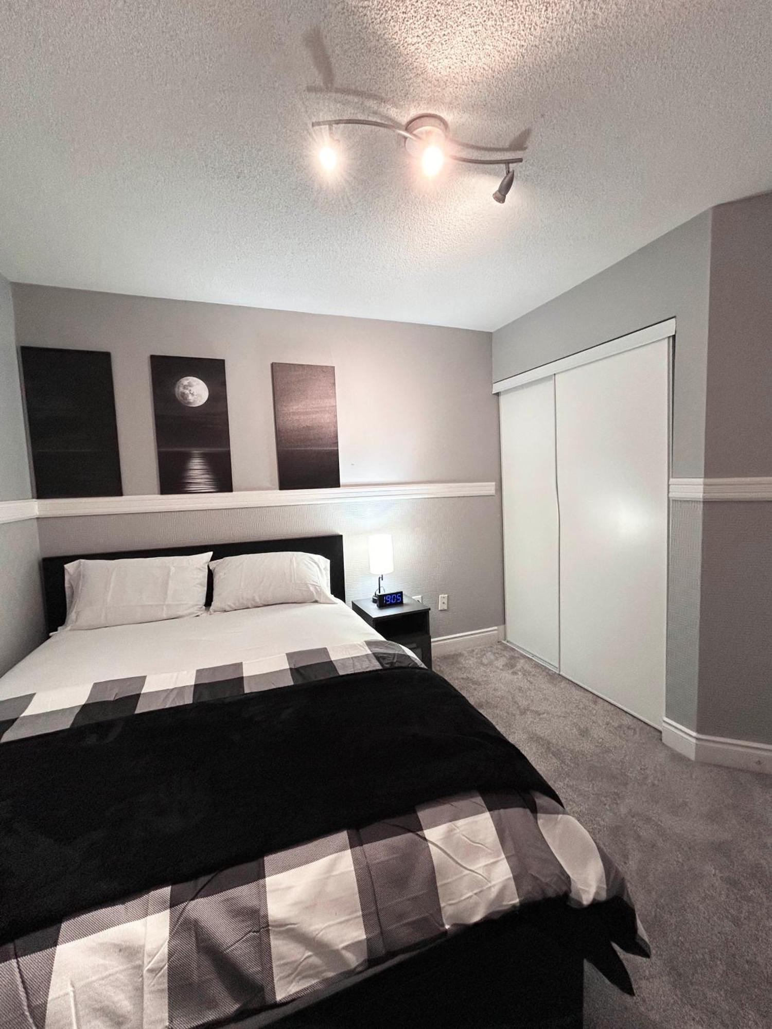 Room In Oshawa, 24/7 Security, Free Parking Extérieur photo